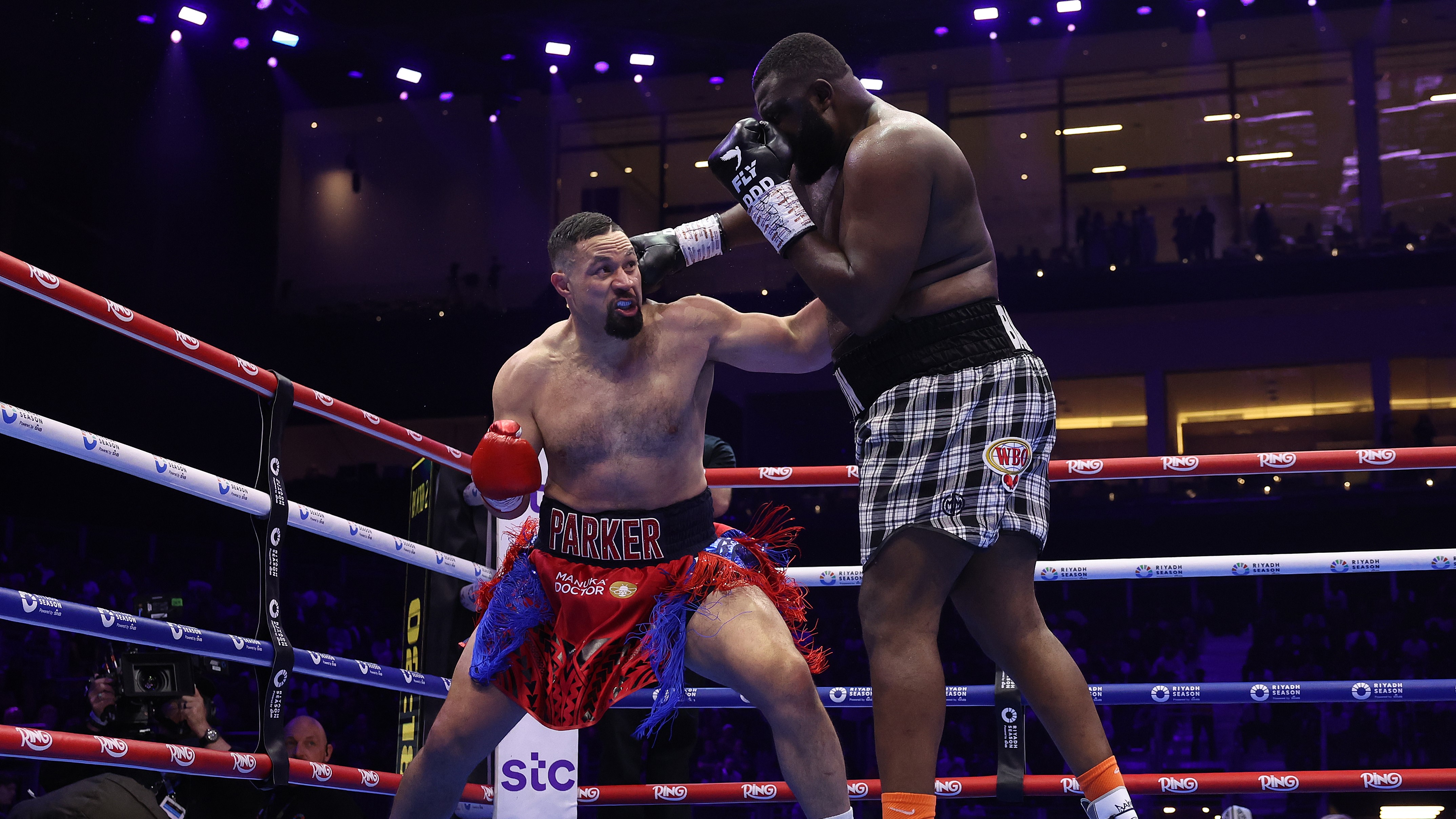 Joseph Parker fights Martin Bakole during their undercard fight as part of Beterbiev v Bivol 2: The Last Crescendo at Kingdom Arena on February 22, 2025 in Riyadh. (Photo by Mark Robinson/Getty Images).