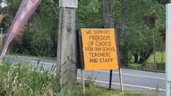 The sign supporting freedom of choice appeared outside Waitoki School at the weekend by an informal community group. (Photo / Facebook)