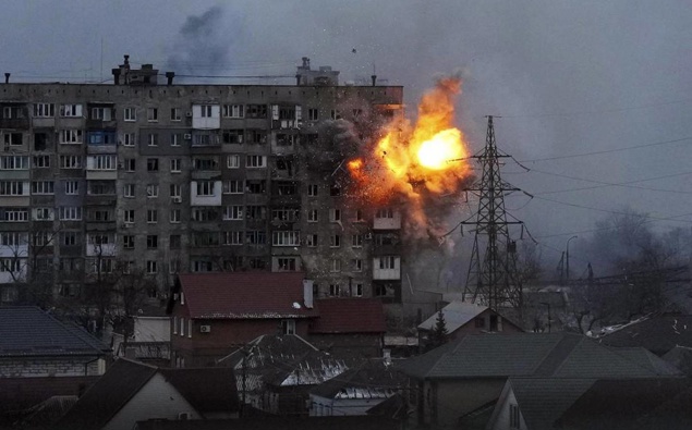 An explosion is seen in an apartment building after Russian's army tank fires in Mariupol, Ukraine. (Photo / AP)