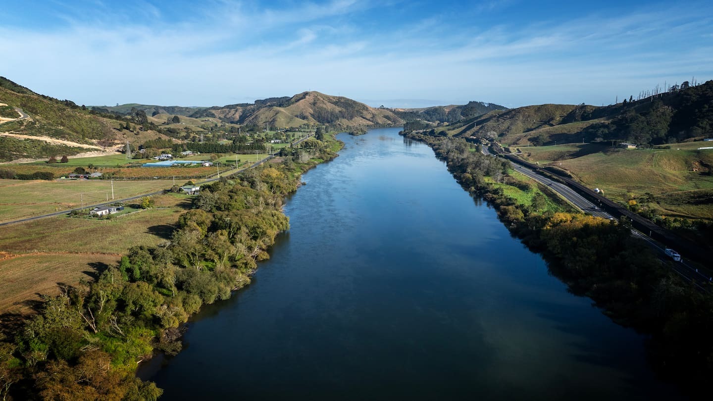 Waikato River search finds body in car, believed to be missing man while looking for swimmer