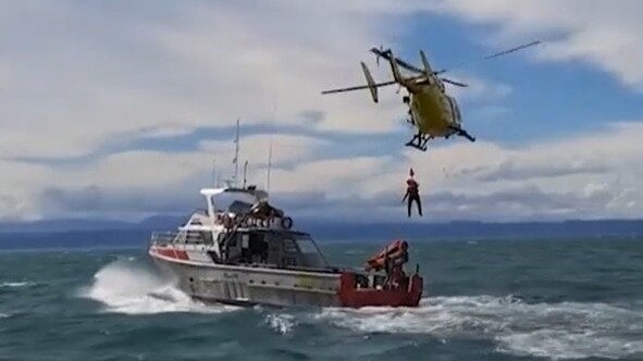 'I’m too cold. I’ve had it' - Then the boatie drifted away from capsized boat