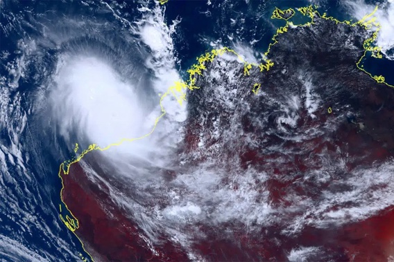 A severe tropical cyclone lashed the northwest Australian coast with strengthening winds and increasing rain Thursday as authorities warned the population to prepare for destructive gusts of up to 275 kph