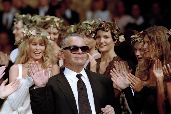 German fashion designer Karl Lagerfeld acknowledges the applause of his models at the end of the show he designed for the French fashion house Chanel, for the 1993-94 Fall-Winter haute couture collection in Paris, July 20, 1993. Photo / AP