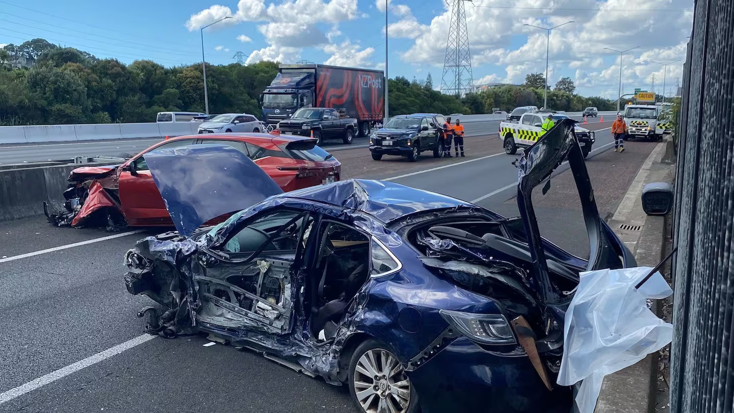 One dead after early morning Auckland motorway crash