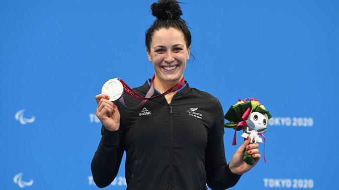 Sophie Pascoe with her silver medal. (Photo / Photosport)