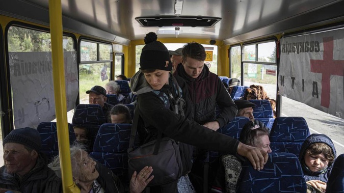 People ride in the bus during evacuation near Lyman, Ukraine. (Photo / AP)