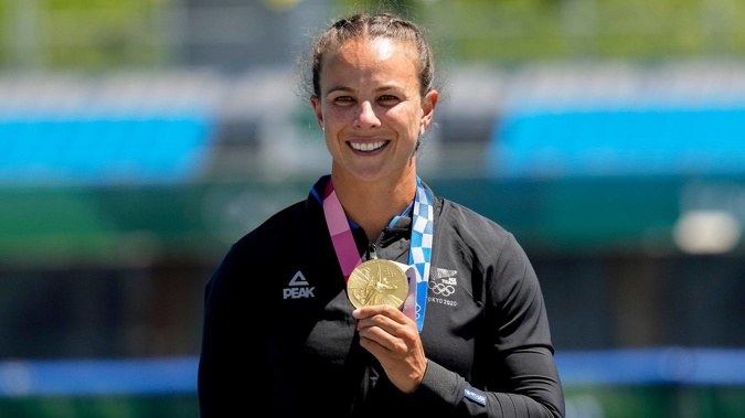 Lisa Carrington holds up her gold medal after winning the women's kayak single 500m final at the Tokyo Olympics. (Photo / AP)