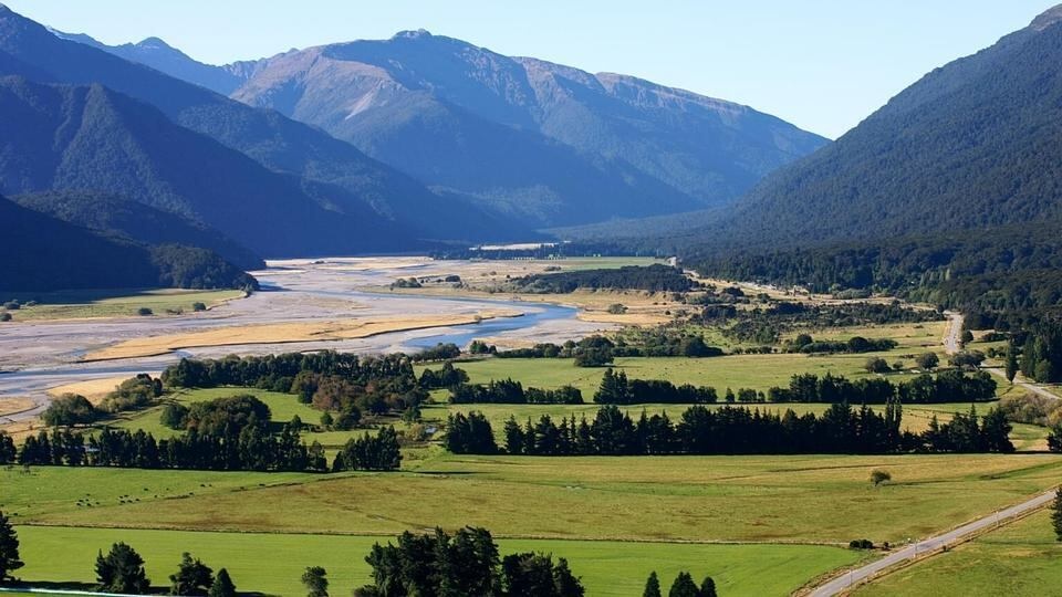 'Tragic': Helicopter in crash that killed two on hunting trip from Wallis firm