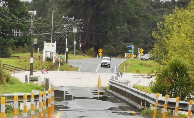 Flooding on the Hakaru bridge, north-east of Kaiwaka, this afternoon. Photo / Supplied