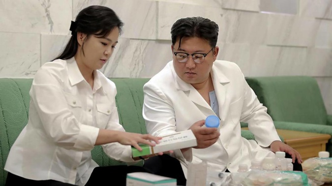 In this photo provided by the North Korean government, North Korean leader Kim Jong-un and his wife Ri Sol-ju prepare medicines to send to Haeju City. (Photo / AP)