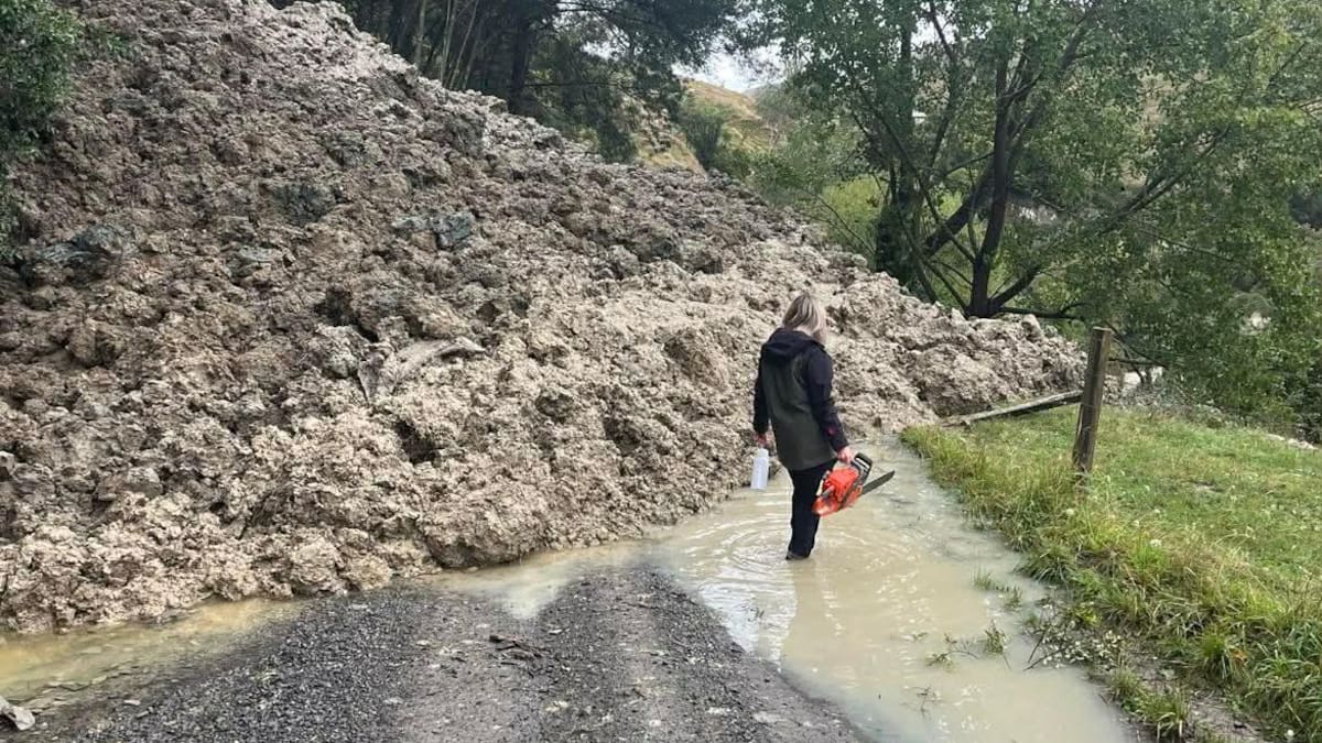'Everybody just gets in and helps': Farmers help trapped motorists before contractors arrive