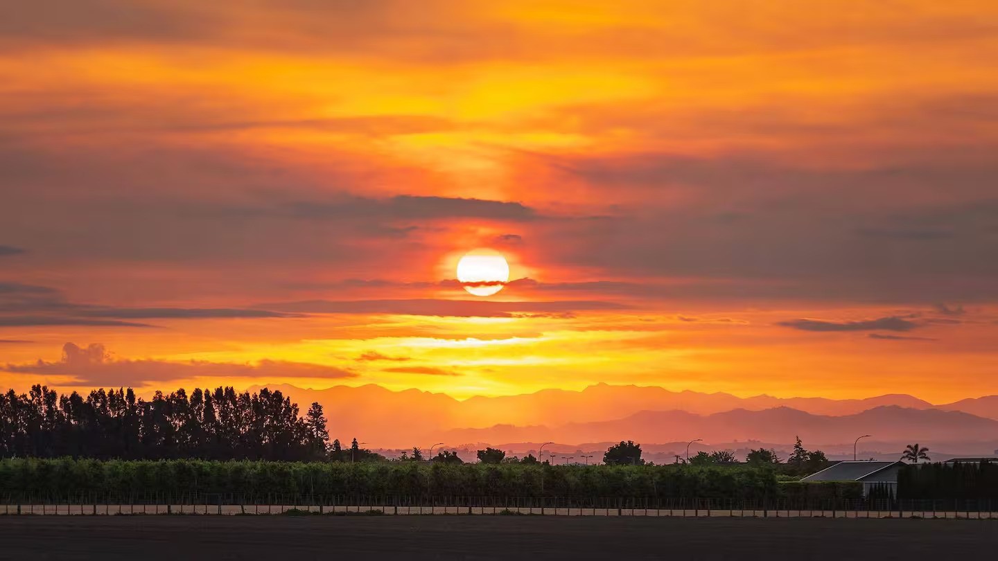 Smoke from the fire at Tongariro National Park turned Hawke’s Bay skies orange on Sunday as the sunset. Photo / George Jose