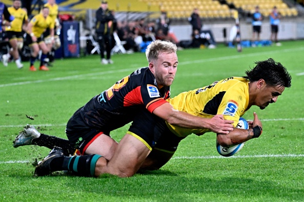 Bailyn Sullivan of the Hurricanes dives over to score a try during the Super Rugby Pacific - Hurricanes v Chiefs at Sky Stadium, Wellington, New Zealand on Saturday 3 May 2025. Copyright photo: Masanori Udagawa / www.photosport.nz
