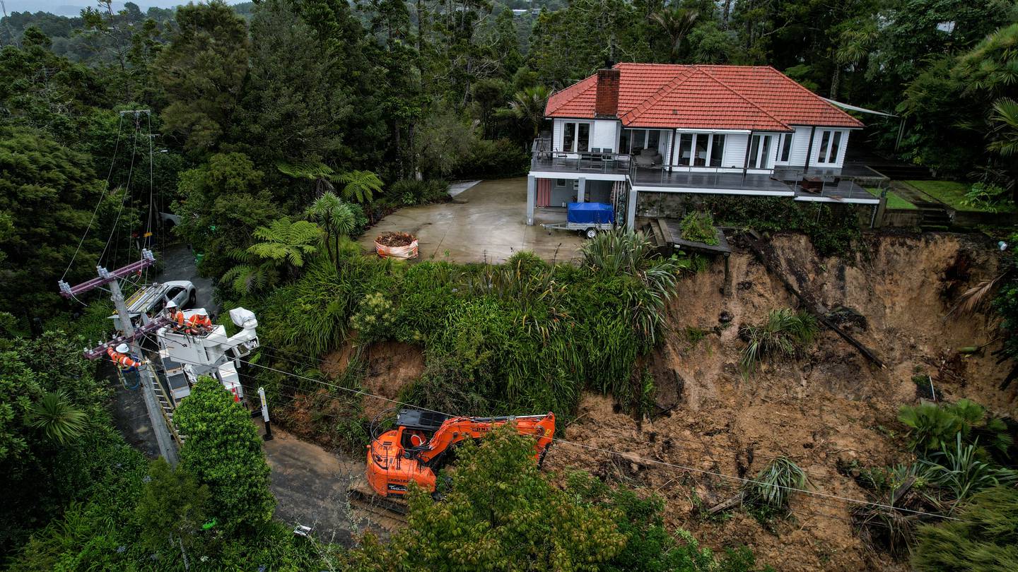 A house on Paturoa Rd in Titirangi sits precariously above a slip after days of heavy rain across the Auckland region. Photo / Brett Phibbs