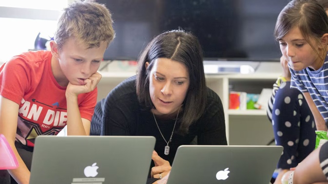 Deputy principal Jacqui Innes with pupils at Island Bay School – the Wellington primary school that was one of the first to get N4L's new Managed Network upgrade.