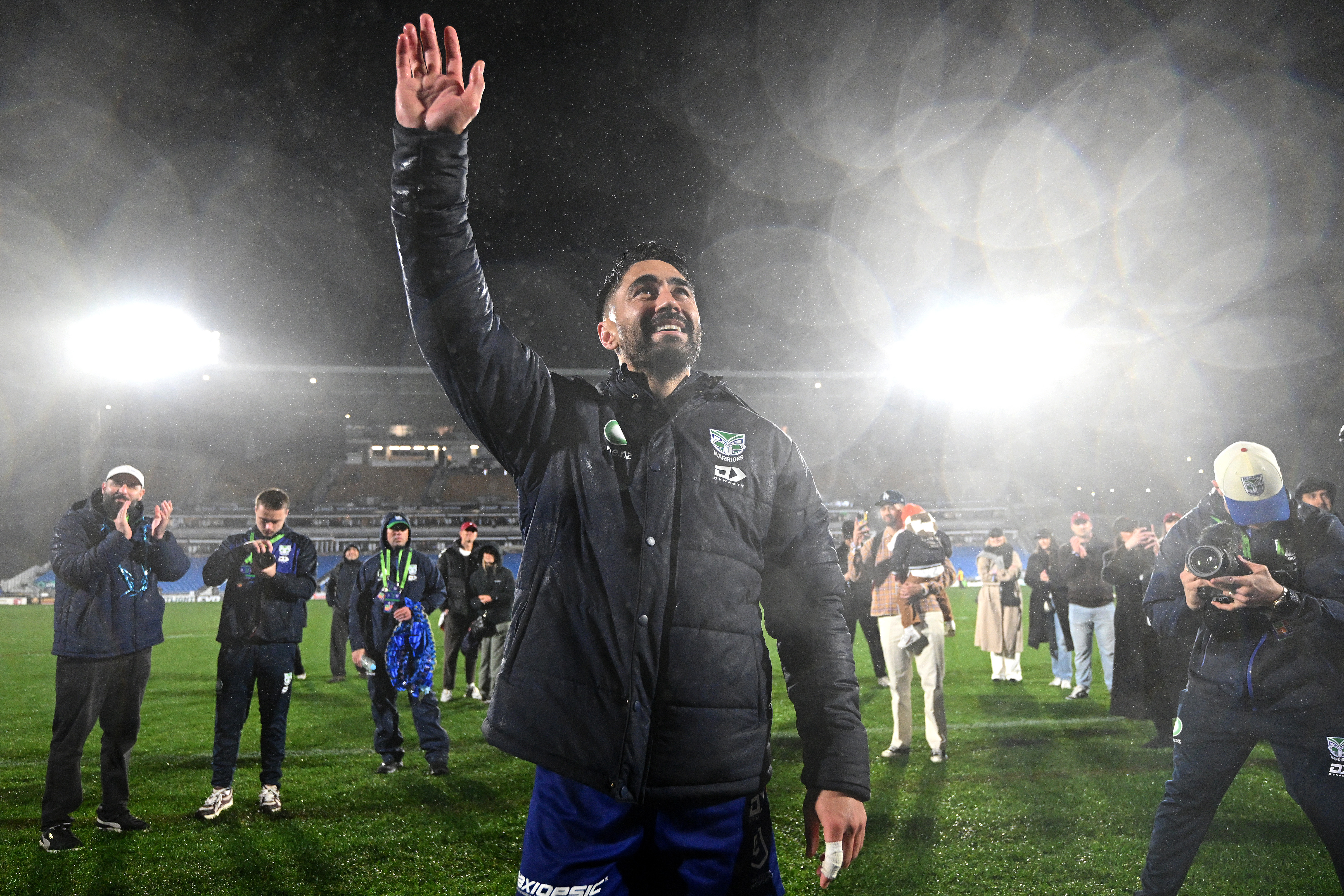 Shaun Johnson of the Warriors thanks the crowd after playing his final NRL match following the round 25 NRL match between New Zealand Warriors and Canterbury Bulldogs at Shaun Johnson Stadium, on August 23, 2024, in Auckland, New Zealand. (Photo by Hannah Peters/Getty Images)