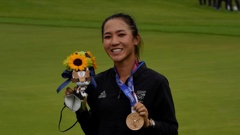 Lydia Ko poses with her bronze medal after finishing third at the Tokyo Olympics. (Photo / AP)