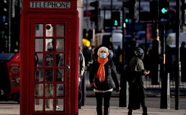 People wear face coverings as they walk through Westminster, in London, Thursday, Dec. 9, 2021. (Photo / AP)