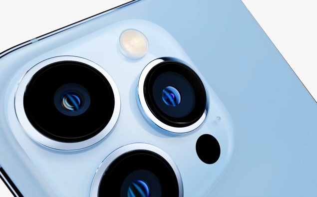 The iPhone 13 Pro and iPhone 13 Pro Max have new macro photography features and come in a new "Sierra Blue" option. Image / Apple Event live stream still