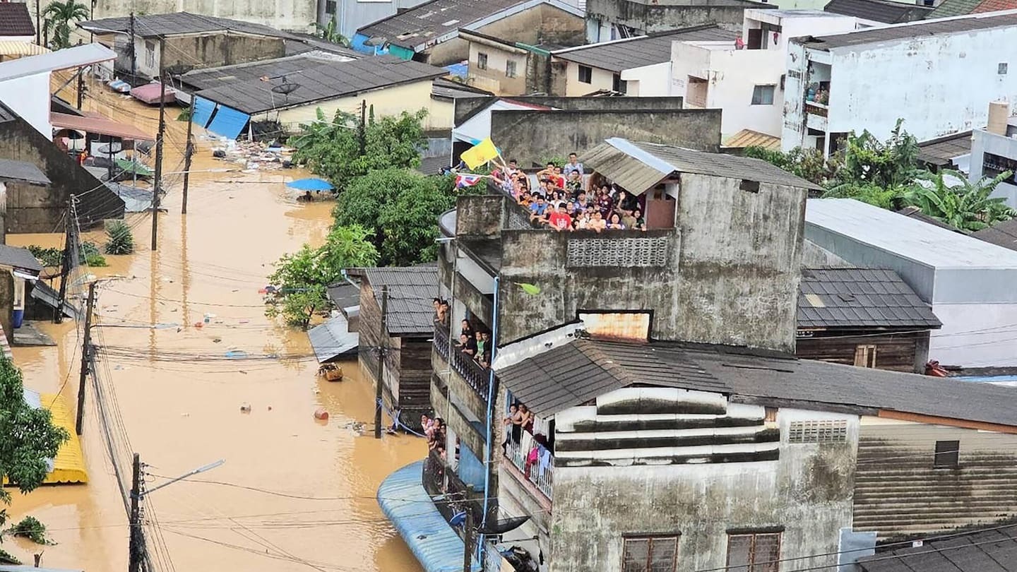 Monsoon floods in Indonesia, Thailand and Malaysia leave more than 300 dead