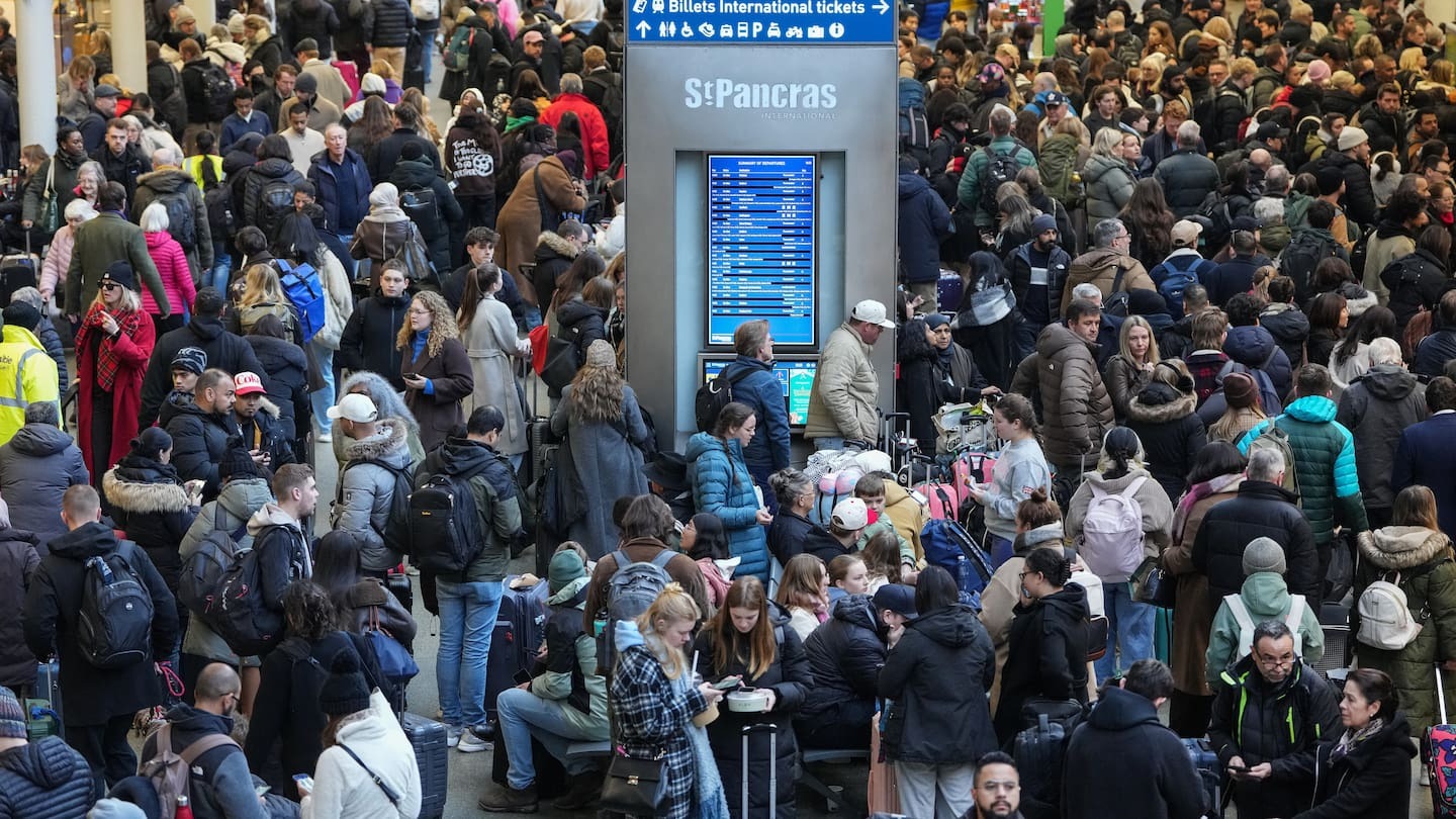 Channel Tunnel power glitch sparks travel chaos
