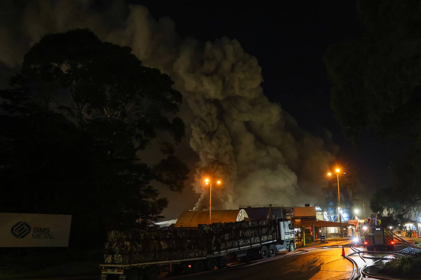 Fire and Emergency have issued a toxic smoke warning for South Auckland residents this morning. Photo / Mike Scott