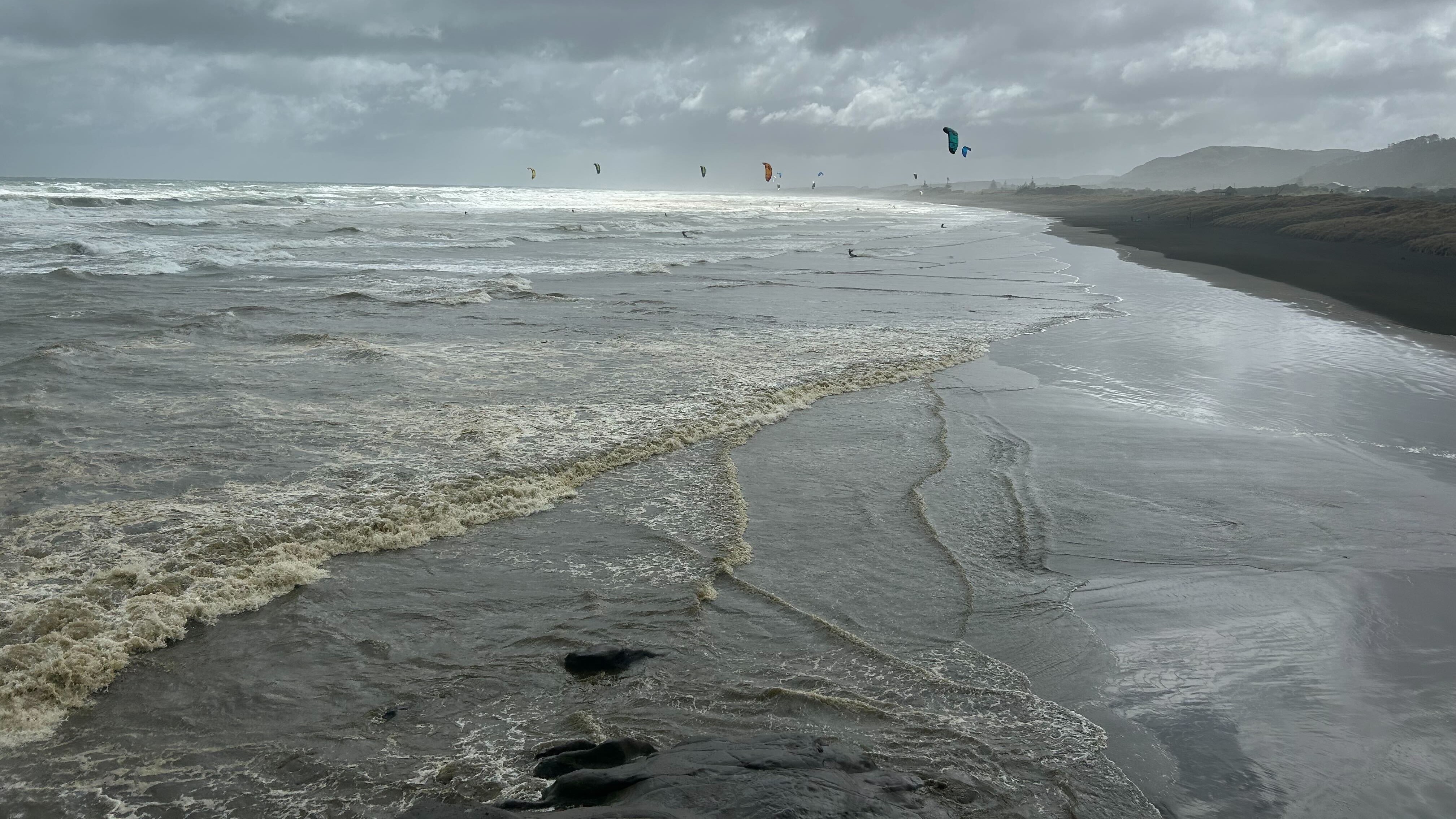 Auckland storm: Power cut to hundreds south of Auckland, firefighters secure roofs lifted in gales